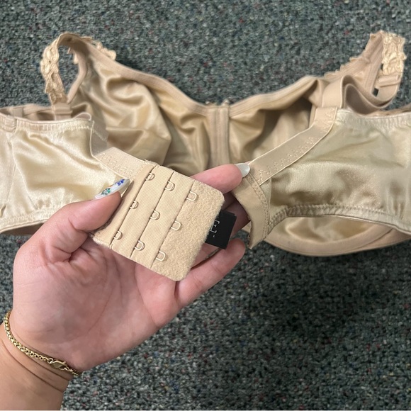 DOMINIQUE Satin Cream Seamless Minimizer Underwire Full Coverage Bra Lingeri 44D - Picture 11 of 16